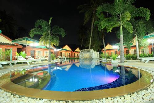 Bazén v ubytování Andaman Seaside Resort Bangtao Beach nebo v jeho okolí