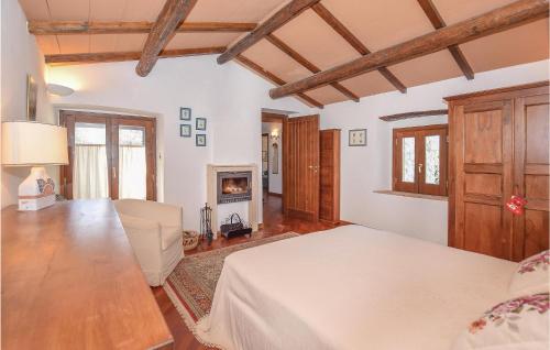 una camera con letto e un soggiorno con camino di Il Cacciatore Di Lucciole a Montecchio
