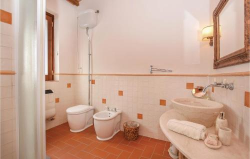 y baño con aseo y lavamanos. en Il Cacciatore Di Lucciole en Montecchio