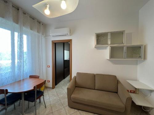 una sala de estar con un sofá y una mesa en Savona Sant'antonio Mare Clima WiFi, en Savona