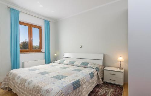 um quarto branco com uma cama e uma janela em Nice Home In Porec With Wifi em Porec