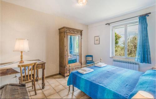 Schlafzimmer mit einem Bett, einem Schreibtisch und einem Fenster in der Unterkunft Case Sparse San Savino in San Savino