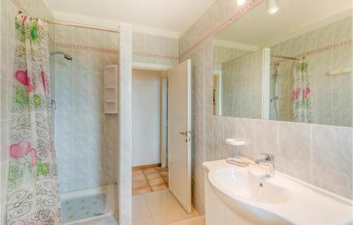 uma casa de banho com um lavatório e um chuveiro em Case Sparse San Savino em San Savino