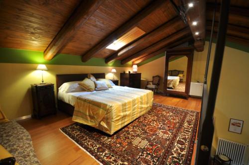 una camera con un grande letto e un tappeto di Villa Crissante a La Morra