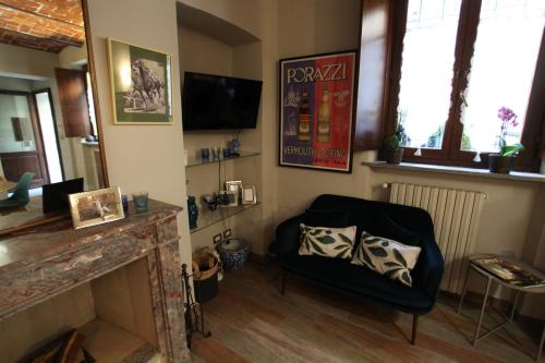 La casa dell' artista في تورينو: غرفة معيشة مع كرسي ومدفأة