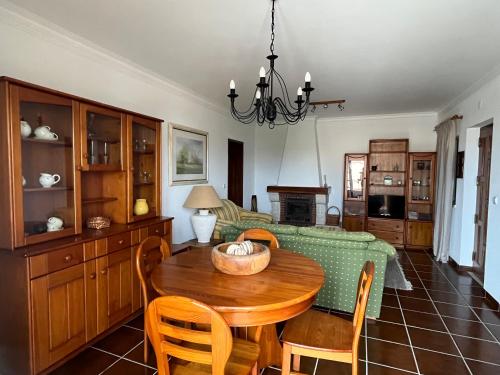 eine Küche und ein Esszimmer mit einem Tisch und Stühlen in der Unterkunft Azenhas Apartment in Sintra
