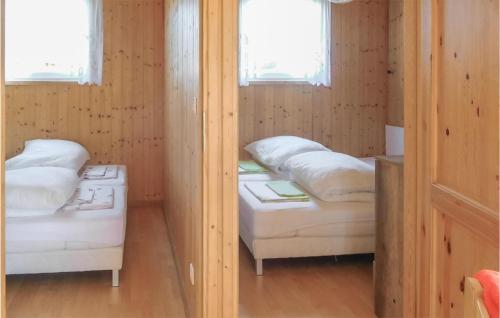 2 camas en una habitación con 2 ventanas en Beautiful Home In Wicie With Kitchen en Wicie
