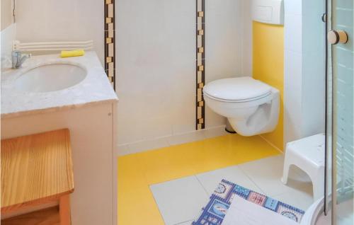 a bathroom with a toilet and a sink at Stunning Home In Wicie With 2 Bedrooms in Wicie