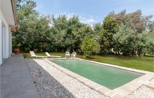 Orentano的住宿－Beautiful Home In Orentano With Wifi，一座房子旁的游泳池,配有两把躺椅