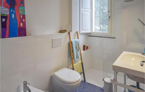Baño blanco con aseo y lavamanos en Beautiful Home In Orentano With Wifi, en Orentano