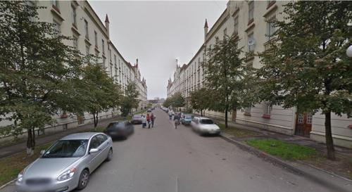 uma rua com carros estacionados ao lado de um edifício em 2х кімнатна квартира у Львові поряд з залізничним вокзалом em Lviv