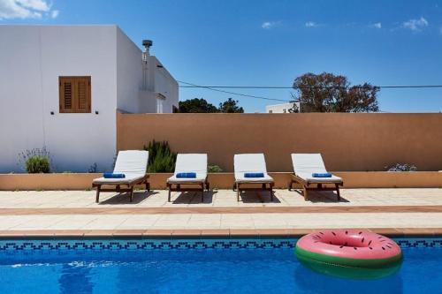 4 chaises longues et une piscine avec un frisbee dans l'établissement V Es Pujols Formentera rustick, à Es Pujols