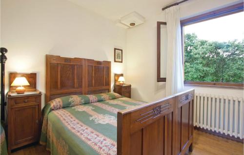 een slaapkamer met een bed en een raam bij Casa Cantina in Magione