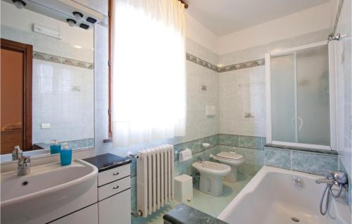 a bathroom with a tub and a sink and a toilet at Casa Cantina in Magione