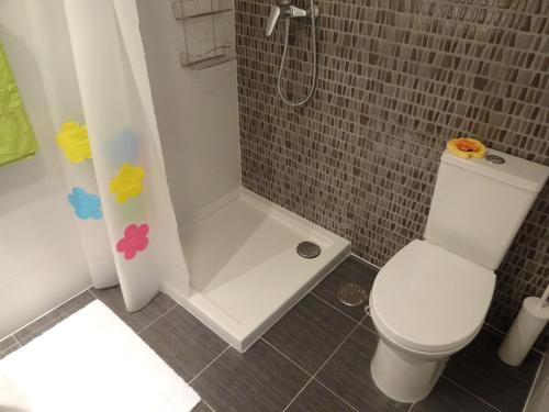 a bathroom with a white toilet and a shower at Linnea Sol Blanca in Villamartin