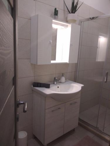 Bilik mandi di Napfény apartman
