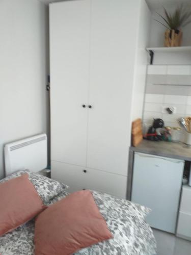 une chambre avec un lit avec deux oreillers dans l'établissement L'îlot à la Baule Homey Home's, à La Baule