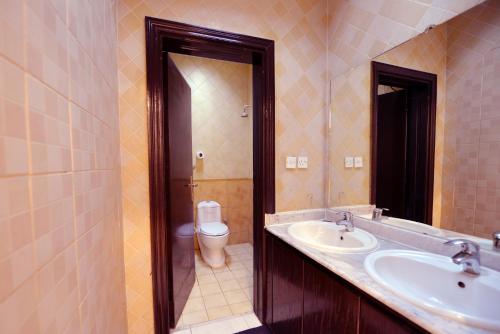 uma casa de banho com um lavatório e um WC em منازل المرجان للوحدات السكنية المفروشة Manzel Al Murjan Hotel Apartments em Riade