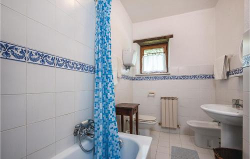 La salle de bains est pourvue d'une baignoire, de toilettes et d'un lavabo. dans l'établissement Stunning Home In Trequanda Si With 2 Bedrooms, Wifi And Outdoor Swimming Pool, à Trequanda