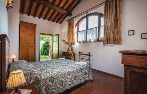 een slaapkamer met een bed en een groot raam bij Stunning Home In Trequanda Si With 2 Bedrooms, Wifi And Outdoor Swimming Pool in Trequanda