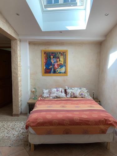 ベルグにあるLa Maison des Sorcièresのベッドルーム1室(壁に絵画が描かれたベッド1台付)