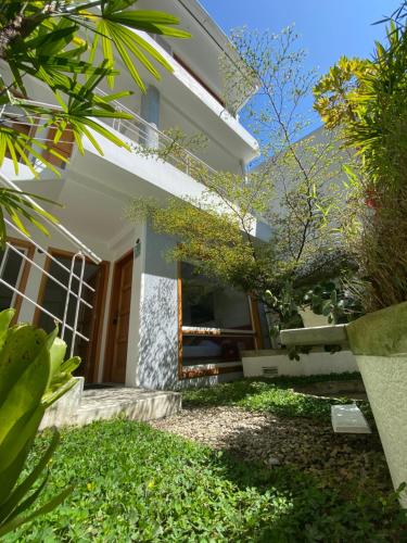 uma vista para uma casa a partir do jardim em Casa Tramontana em Mérida