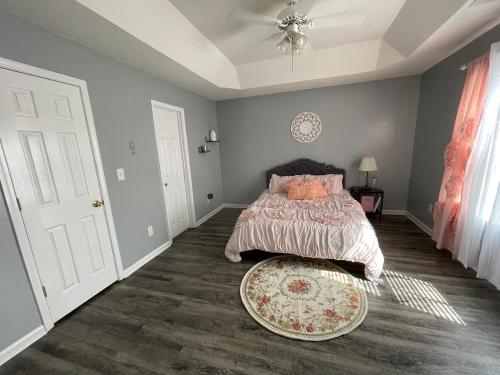 ein Schlafzimmer mit einem Bett und einem Teppich auf dem Boden in der Unterkunft Locked In in Charlotte