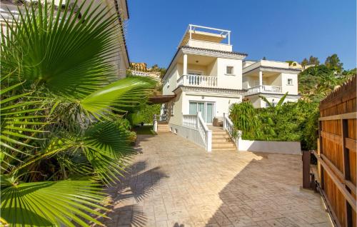 una casa con una palmera delante en Nice Home In El Campello With Wifi, en El Campello