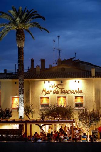 a group of people sitting outside of a restaurant at Hotel Mar de Tasmània - Auto Check-in in La Bisbal