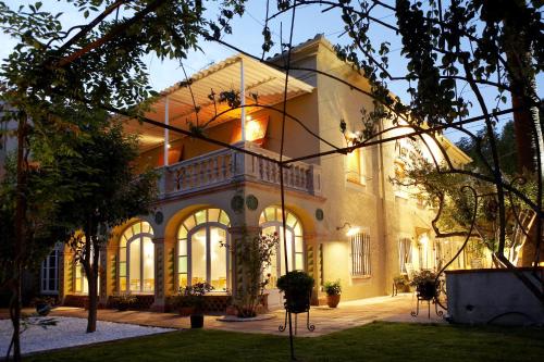 un gran edificio con muchas ventanas en Hotel Mar de Tasmània - Auto Check-in, en La Bisbal