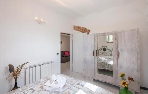 Camera bianca con letto e specchio di Beautiful Home In Arcevia With House A Panoramic View ad Arcevia
