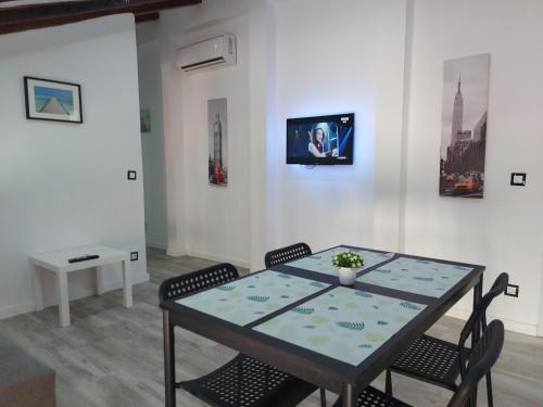 a dining room with a table and chairs and a table at Madrid Apartamento Abuhardillado in Madrid