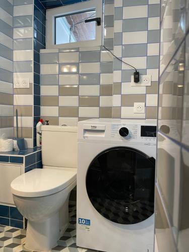a washing machine in a bathroom with a toilet at Magnifique maison à saint martin de ré in Saint-Martin-de-Ré