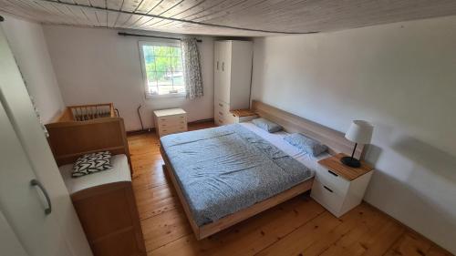 einen Blick über ein Schlafzimmer mit einem Bett und einem Fenster in der Unterkunft Sopot Paradise in Sopot