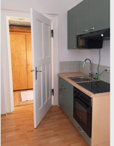 a kitchen with a sink and a stove at Ferienwohnung Villenviertel in Rudolstadt