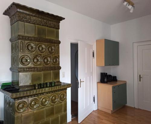 a kitchen with a large stove in a room at Ferienwohnung Villenviertel in Rudolstadt