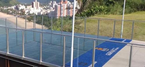 a tennis court on the roof of a building at Pippo Suites Guarujá in Guarujá