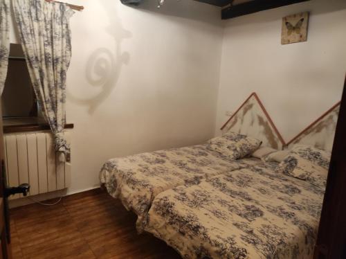 a bedroom with a bed and a window at CASA RURAL EL TOLEO in Hoyos del Espino