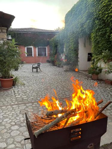 FaicchioにあるDemetra Relaisの火の中庭の火炉