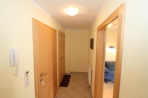 Zimmer mit Flur und Tür zum Bad in der Unterkunft Fehlehof in Rohrberg