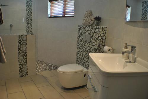 Ένα μπάνιο στο Roundhouse Guesthouse
