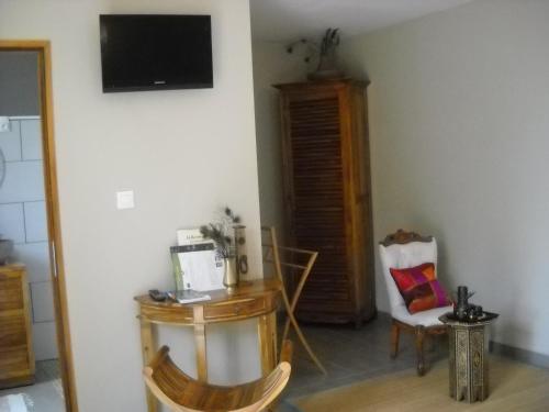 TV a/nebo společenská místnost v ubytování Bois de Santal Chambre d'hôtes