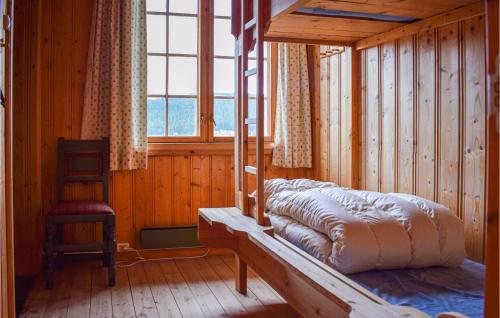 een bed in een houten kamer met een raam bij Hysjulien Grd in Skåbu
