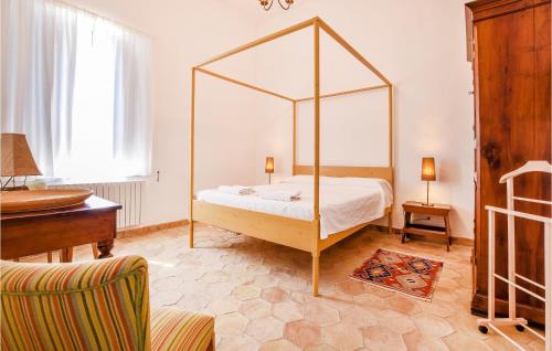 ein Schlafzimmer mit einem Himmelbett in einem Zimmer in der Unterkunft Acque Di Palermo in Roccapalumba