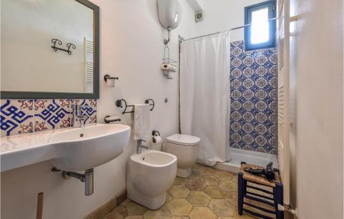 ein Badezimmer mit einem Waschbecken, einem WC und einem Spiegel in der Unterkunft Acque Di Palermo in Roccapalumba