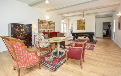 ein Wohnzimmer mit einem Tisch, Stühlen und einem Klavier in der Unterkunft Cozy Home In Saint-ambroix With Heated Swimming Pool in Saint-Ambroix