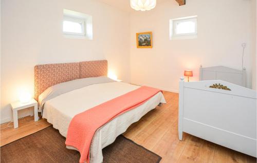 ein kleines Schlafzimmer mit einem Bett und zwei Fenstern in der Unterkunft Cozy Home In Saint-ambroix With Heated Swimming Pool in Saint-Ambroix
