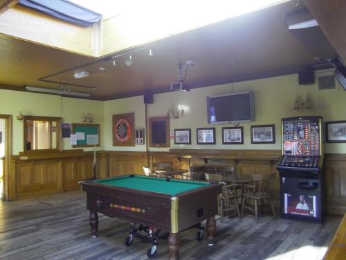 una sala de billar con una mesa de billar y un bar en Hotel de Ville en Ramsgate