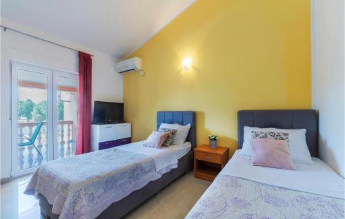 een slaapkamer met 2 bedden en een balkon bij Cozy Home In Betiga With Outdoor Swimming Pool in Barbariga