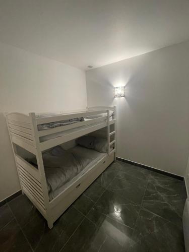 a room with a white shelf in a wall at Appartement Lagny sur Marne DisneyLand Paris in Lagny